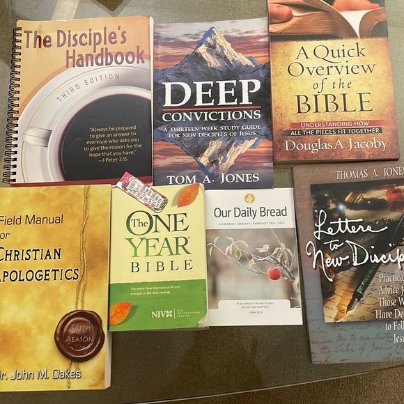 Bible / disciple books - Picture 2 of 6